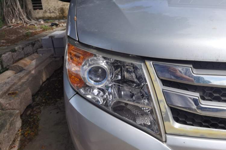 Used Dongfeng Yufeng 2018 2.3TA100 Standard Edition Logistics Vehicle Short Wheelbase Mid-Roof Design 5-9 Seater Powered by WP2.3 Right Front Headlight