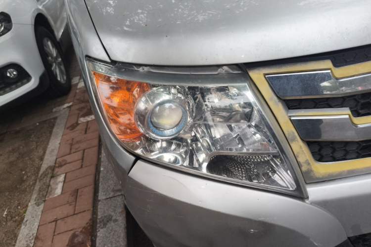Used Dongfeng Yufeng 2018 2.3TA100 Standard Edition Logistics Vehicle Short Wheelbase Mid-Roof Design 5-9 Seater Powered by WP2.3 Right Front Headlight