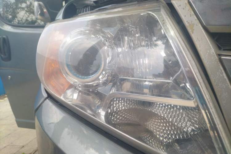 Used Dongfeng Yufeng 2018 2.5T Logistics Vehicle A100 Short Wheelbase Mid-Roof 3-Seater China V Standard ZD25 Right Front Headlight