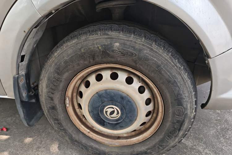 Used Dongfeng Yufeng 2018 2.3TA100 Standard Edition Logistics Vehicle Short Wheelbase Mid-Roof Design 5-9 Seater Powered by WP2.3 Right Front Wheel Hub