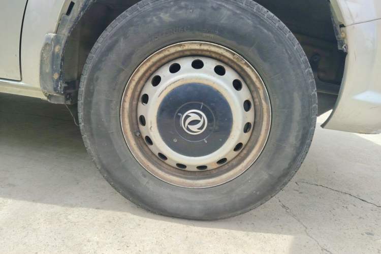 Used Dongfeng Yufeng 2018 2.5T Logistics Vehicle A100 Short Wheelbase Mid-Roof 5-9 Seater China V Standard ZD25 Right Front Wheel Hub