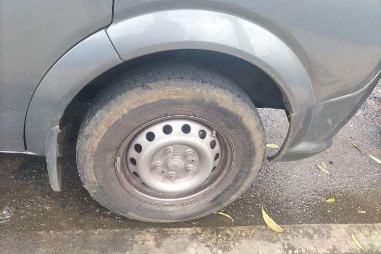 Used Dongfeng Yufeng 2018 2.5T Logistics Vehicle A100 Short Wheelbase Mid-Roof 3-Seater China V Standard ZD25 Right Front Wheel Hub