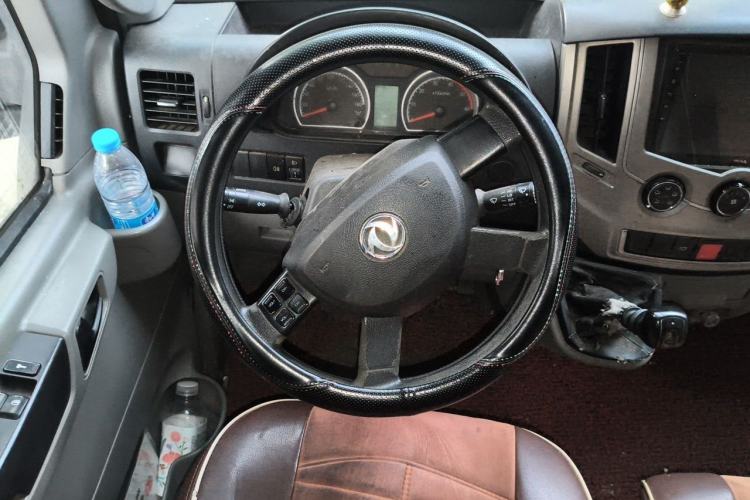 Used Dongfeng Yufeng 2018 2.3TA100 Standard Edition Logistics Vehicle Short Wheelbase Mid-Roof Design 5-9 Seater Powered by WP2.3 Steering Wheel