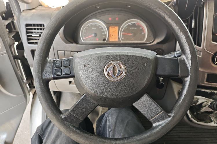 Used Dongfeng Yufeng 2018 2.3TA100 Standard Edition Logistics Vehicle Short Wheelbase Mid-Roof Design 5-9 Seater Powered by WP2.3 Steering Wheel