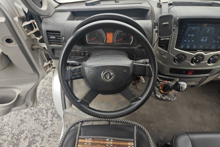 Used Dongfeng Yufeng 2018 2.3TA100 Standard Edition Logistics Vehicle Short Wheelbase Mid-Roof Design 5-9 Seater Powered by WP2.3 Steering Wheel