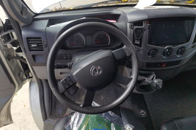 Used Dongfeng Yufeng 2018 2.3TA100 Standard Edition Logistics Vehicle Short Wheelbase Mid-Roof Design 5-9 Seater Powered by WP2.3 Steering Wheel