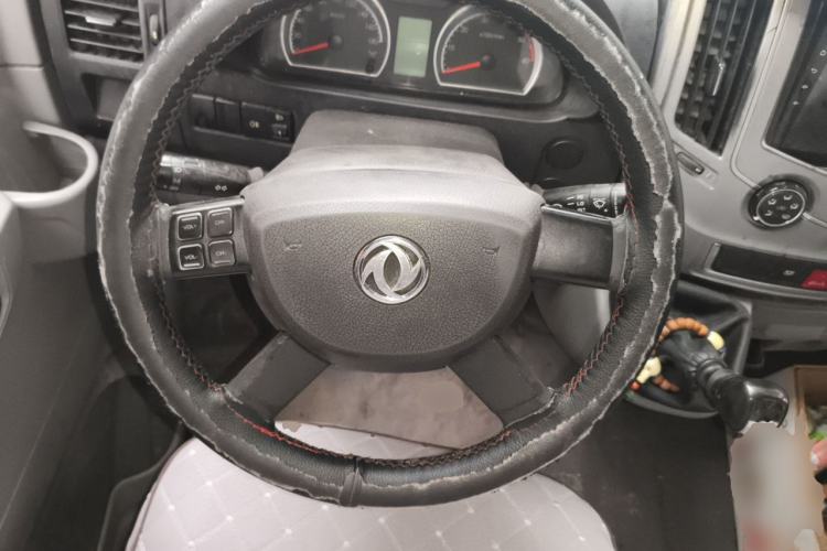 Used Dongfeng Yufeng 2018 2.3TA100 Standard Edition Logistics Vehicle Short Wheelbase Mid-Roof Design 5-9 Seater Powered by WP2.3 Steering Wheel