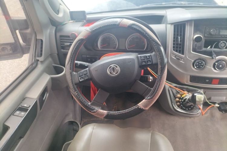 Used Dongfeng Yufeng 2018 2.5T Logistics Vehicle A100 Short Wheelbase Mid-Roof 3-Seater China V Standard ZD25 Steering Wheel