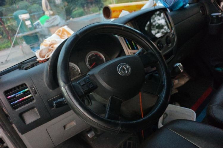 Used Dongfeng Yufeng 2018 2.3TA100 Standard Edition Logistics Vehicle Short Wheelbase Mid-Roof Design 5-9 Seater Powered by WP2.3 Steering Wheel