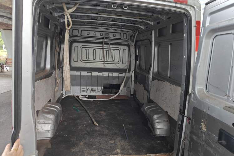 Used Dongfeng Yufeng 2018 2.3T Logistics Vehicle A100 Luxury Edition Short Wheelbase Mid-Roof Design 5–9 Seater Trunk