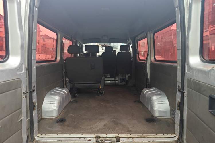 Used Dongfeng Yufeng 2018 2.3TA100 Standard Edition Logistics Vehicle Short Wheelbase Mid-Roof Design 5-9 Seater Powered by WP2.3 Trunk