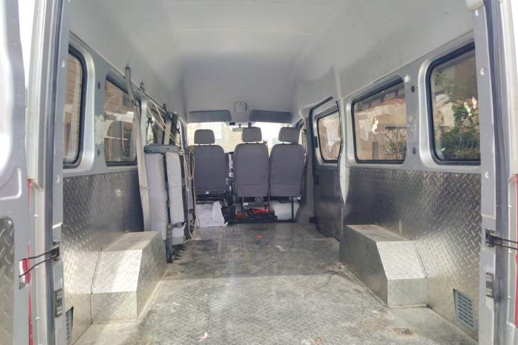 Used Dongfeng Yufeng 2018 2.5T Logistics Vehicle A100 Short Wheelbase Mid-Roof 5-9 Seater China V Standard ZD25 Trunk
