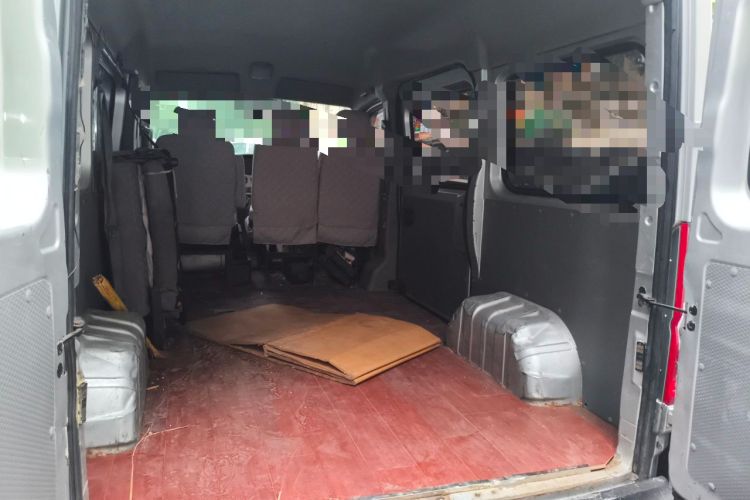 Used Dongfeng Yufeng 2018 2.3TA100 Standard Edition Logistics Vehicle Short Wheelbase Mid-Roof Design 5-9 Seater Powered by WP2.3 Trunk