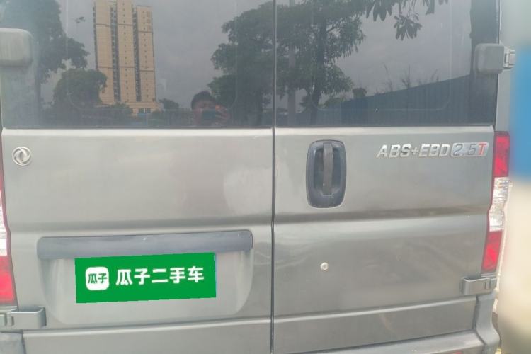 Used Dongfeng Yufeng 2018 2.5T Logistics Vehicle A100 Short Wheelbase Mid-Roof 3-Seater China V Standard ZD25 Trunk
