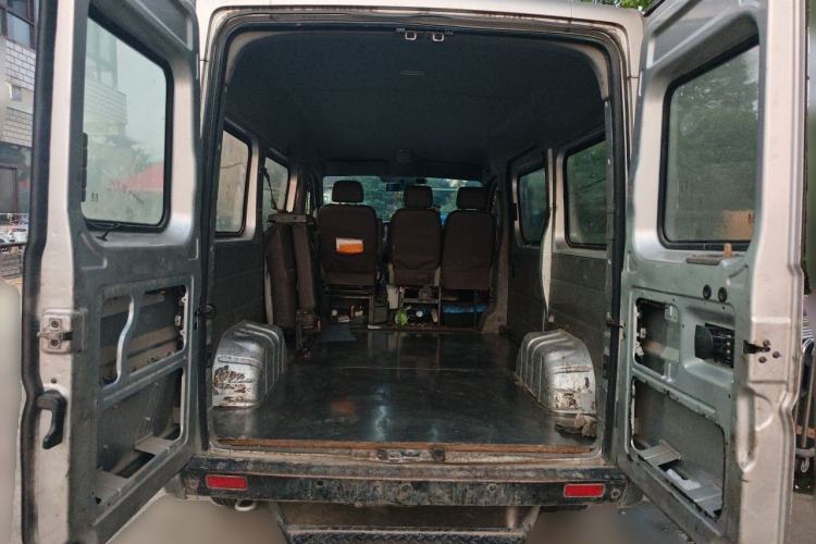 Used Dongfeng Yufeng 2018 2.3TA100 Standard Edition Logistics Vehicle Short Wheelbase Mid-Roof Design 5-9 Seater Powered by WP2.3 Trunk