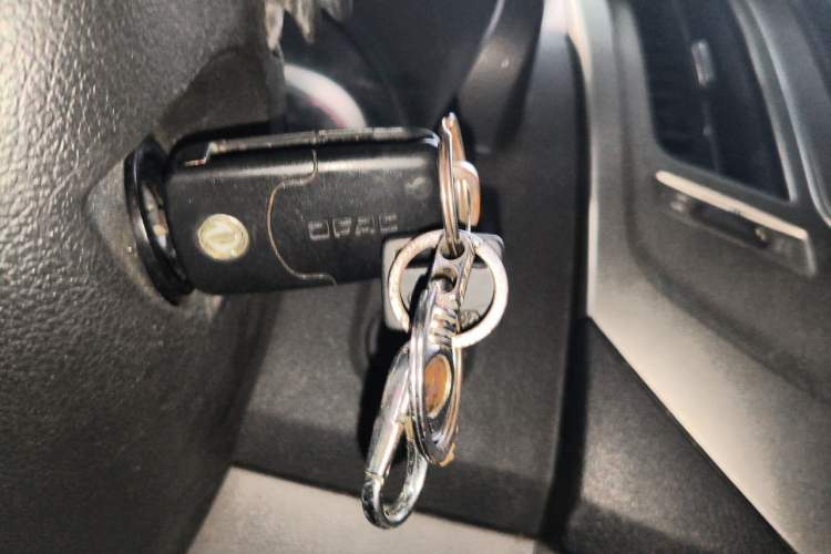 Used Dongfeng Yufeng 2018 2.3TA100 Standard Edition Logistics Vehicle Short Wheelbase Mid-Roof Design 5-9 Seater Powered by WP2.3 Vehicle Key