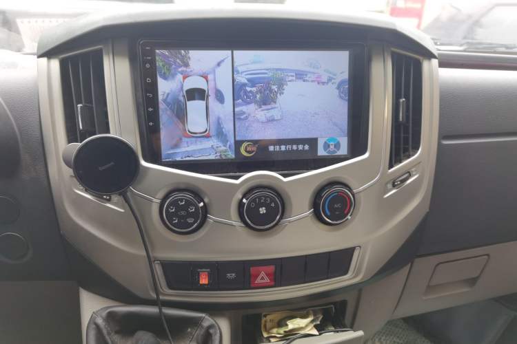 Used Dongfeng Yufeng 2018 2.5T Logistics Vehicle A100 Short Wheelbase Mid-Roof 3-Seater China V Standard ZD25 Audio And AC Panel