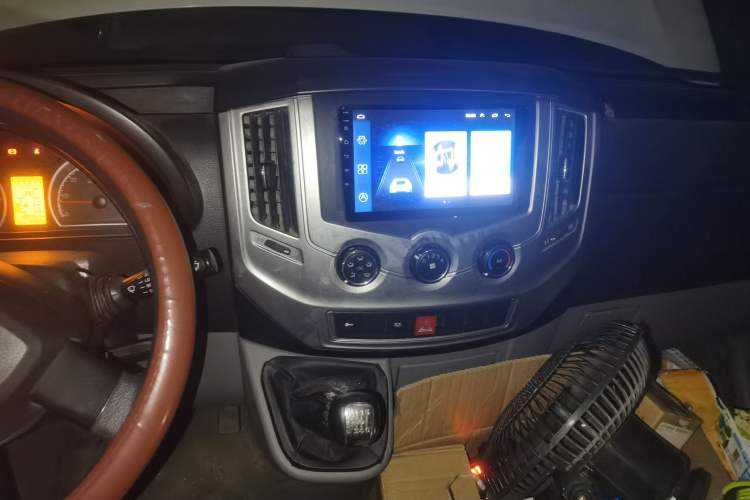 Used Dongfeng Yufeng 2018 2.5T Logistics Vehicle A100 Long Wheelbase Mid-Roof 5-9 Seater China V Emission Standard ZD25 Audio And AC Panel