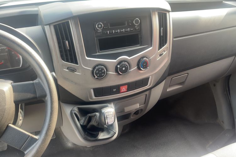 Used Dongfeng Yufeng 2018 2.3TA100 Standard Edition Logistics Vehicle Short Wheelbase Mid-Roof Design 5-9 Seater Powered by WP2.3 Audio And AC Panel