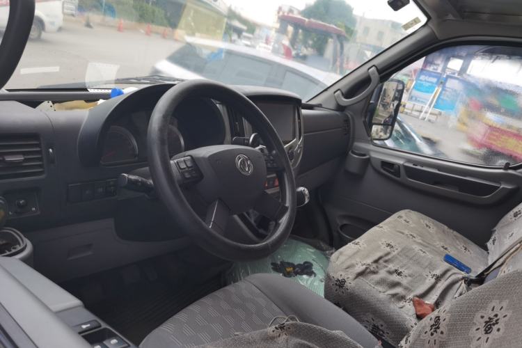 Used Dongfeng Yufeng 2018 2.5T Logistics Vehicle A100 Short Wheelbase Mid-Roof 3-Seater China V Standard ZD25 Center Console
