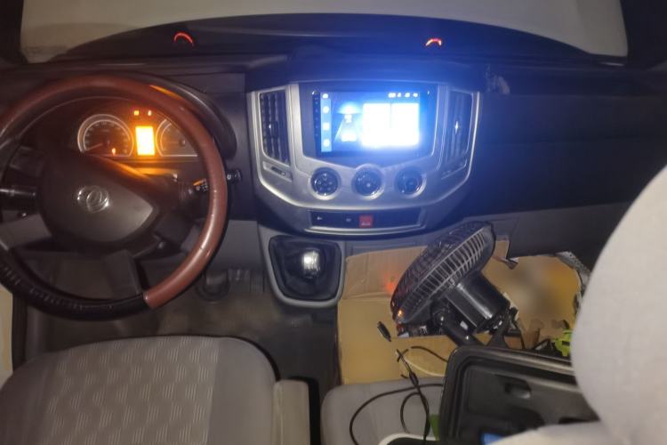 Used Dongfeng Yufeng 2018 2.5T Logistics Vehicle A100 Long Wheelbase Mid-Roof 5-9 Seater China V Emission Standard ZD25 Center Console
