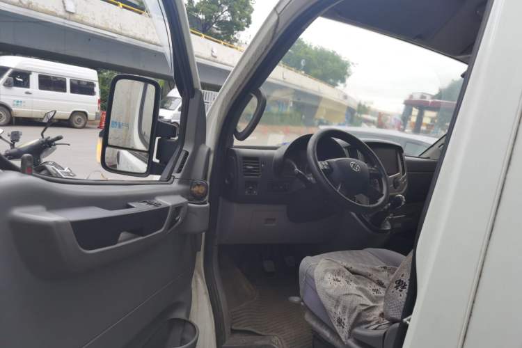 Used Dongfeng Yufeng 2018 2.5T Logistics Vehicle A100 Short Wheelbase Mid-Roof 3-Seater China V Standard ZD25 Driver Seat