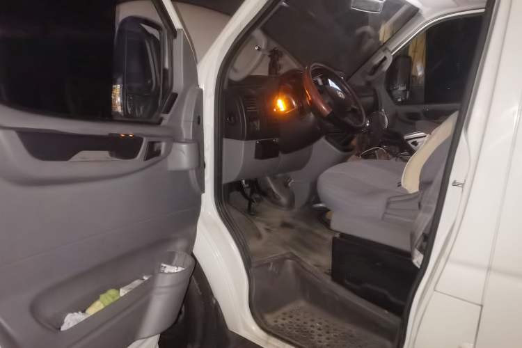 Used Dongfeng Yufeng 2018 2.5T Logistics Vehicle A100 Long Wheelbase Mid-Roof 5-9 Seater China V Emission Standard ZD25 Driver Seat