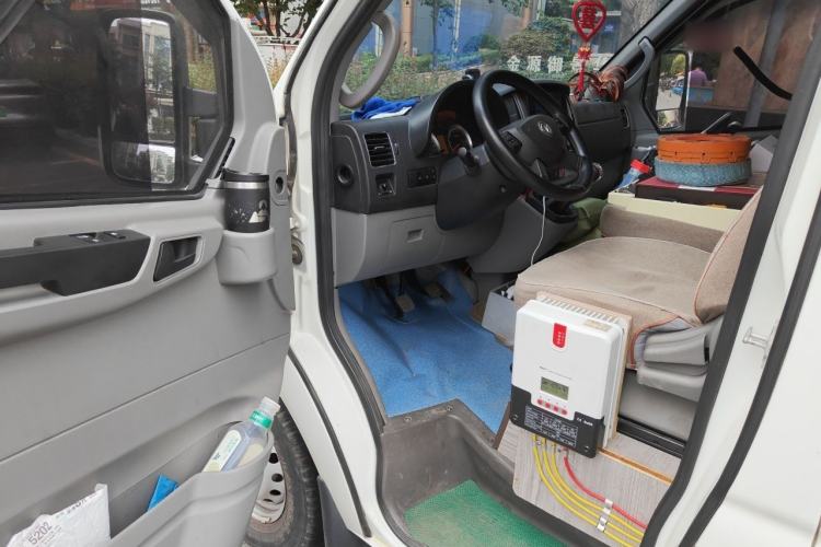 Used Dongfeng Yufeng 2018 2.5T Logistics Vehicle A100 Short Wheelbase Mid-Roof 5-9 Seater China V Standard ZD25 Driver Seat