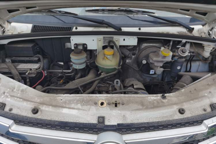 Used Dongfeng Yufeng 2018 2.5T Logistics Vehicle A100 Short Wheelbase Mid-Roof 3-Seater China V Standard ZD25 Engine Bay