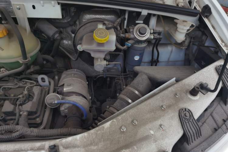 Used Dongfeng Yufeng 2018 2.5T Logistics Vehicle A100 Short Wheelbase Mid-Roof 3-Seater China V Standard ZD25 Engine Bay Left