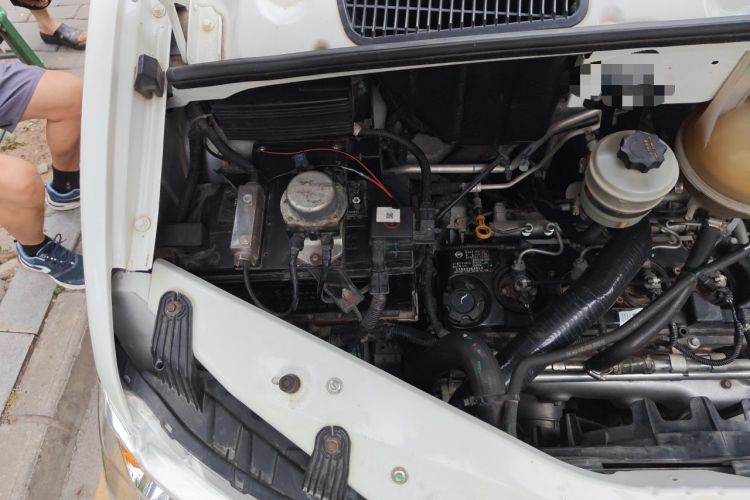 Used Dongfeng Yufeng 2018 2.5T Logistics Vehicle A100 Short Wheelbase Mid-Roof 5-9 Seater China V Standard ZD25 Engine Bay Right