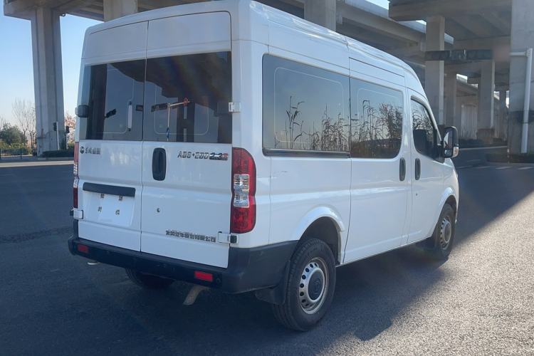 Used Dongfeng Yufeng 2018 2.3TA100 Standard Edition Logistics Vehicle Short Wheelbase Mid-Roof Design 5-9 Seater Powered by WP2.3 Exterior 4