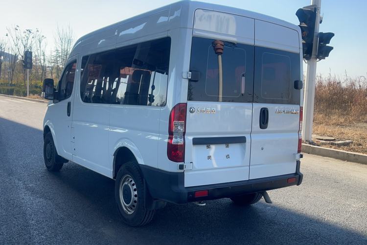 Used Dongfeng Yufeng 2018 2.3TA100 Standard Edition Logistics Vehicle Short Wheelbase Mid-Roof Design 5-9 Seater Powered by WP2.3 Exterior 6