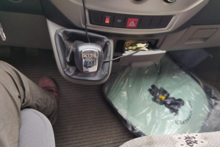 Used Dongfeng Yufeng 2018 2.5T Logistics Vehicle A100 Short Wheelbase Mid-Roof 3-Seater China V Standard ZD25 Gear Lever