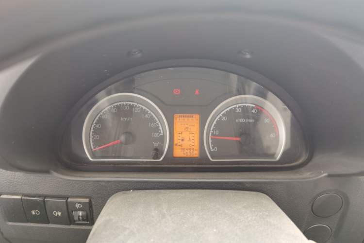 Used Dongfeng Yufeng 2018 2.5T Logistics Vehicle A100 Short Wheelbase Mid-Roof 3-Seater China V Standard ZD25 Instrument Cluster