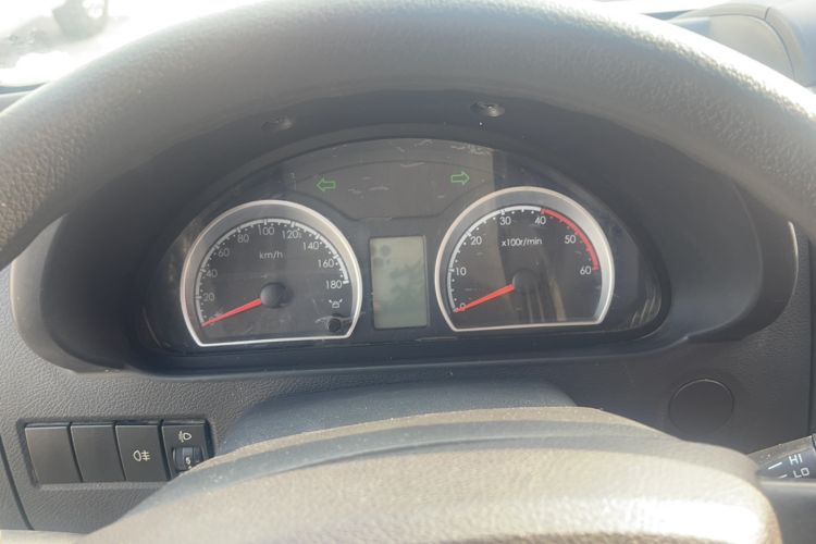 Used Dongfeng Yufeng 2018 2.3TA100 Standard Edition Logistics Vehicle Short Wheelbase Mid-Roof Design 5-9 Seater Powered by WP2.3 Instrument Cluster