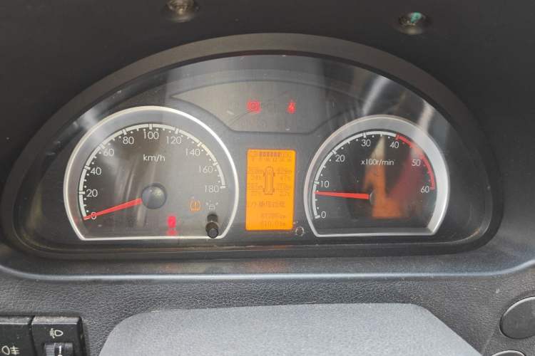 Used Dongfeng Yufeng 2018 2.5T Logistics Vehicle A100 Short Wheelbase Mid-Roof 5-9 Seater China V Standard ZD25 Instrument Cluster