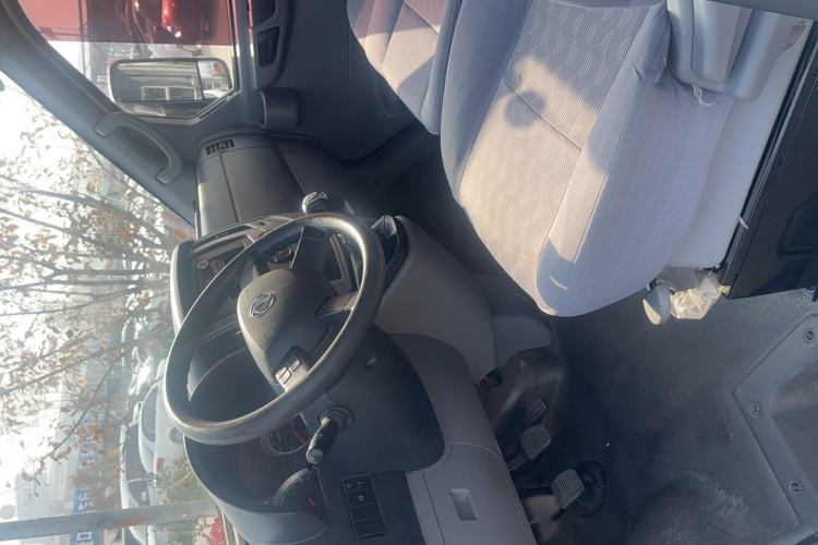 Used Dongfeng Yufeng 2018 2.3TA100 Standard Edition Logistics Vehicle Short Wheelbase Mid-Roof Design 5-9 Seater Powered by WP2.3 Interior 2