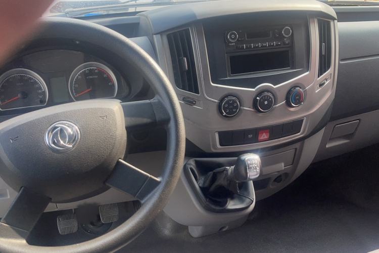 Used Dongfeng Yufeng 2018 2.3TA100 Standard Edition Logistics Vehicle Short Wheelbase Mid-Roof Design 5-9 Seater Powered by WP2.3 Interior 3