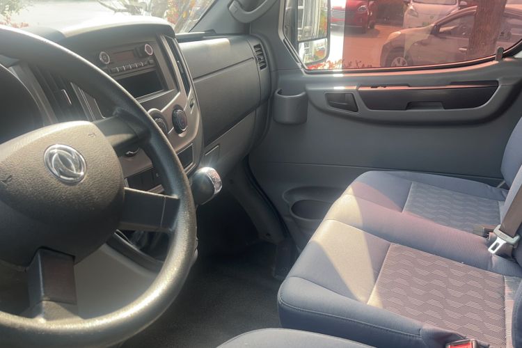 Used Dongfeng Yufeng 2018 2.3TA100 Standard Edition Logistics Vehicle Short Wheelbase Mid-Roof Design 5-9 Seater Powered by WP2.3 Interior 4