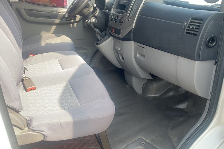 Used Dongfeng Yufeng 2018 2.3TA100 Standard Edition Logistics Vehicle Short Wheelbase Mid-Roof Design 5-9 Seater Powered by WP2.3 Interior 5