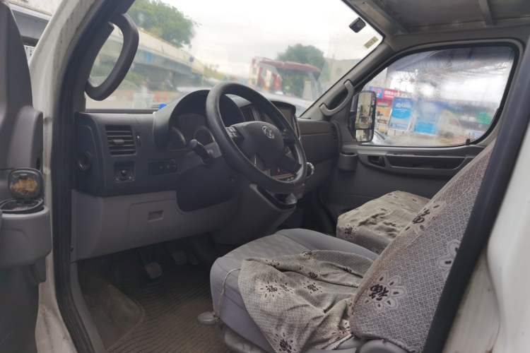 Used Dongfeng Yufeng 2018 2.5T Logistics Vehicle A100 Short Wheelbase Mid-Roof 3-Seater China V Standard ZD25 Left Front Seat