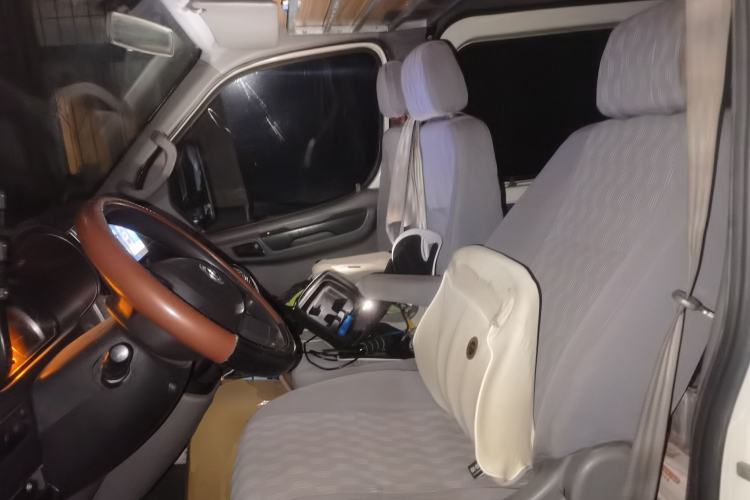 Used Dongfeng Yufeng 2018 2.5T Logistics Vehicle A100 Long Wheelbase Mid-Roof 5-9 Seater China V Emission Standard ZD25 Left Front Seat