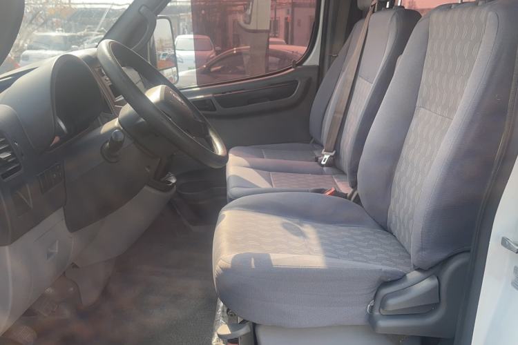 Used Dongfeng Yufeng 2018 2.3TA100 Standard Edition Logistics Vehicle Short Wheelbase Mid-Roof Design 5-9 Seater Powered by WP2.3 Left Front Seat