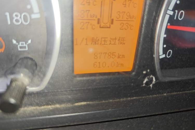 Used Dongfeng Yufeng 2018 2.5T Logistics Vehicle A100 Short Wheelbase Mid-Roof 5-9 Seater China V Standard ZD25 Odometer Close Up