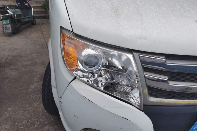 Used Dongfeng Yufeng 2018 2.5T Logistics Vehicle A100 Short Wheelbase Mid-Roof 3-Seater China V Standard ZD25 Right Front Headlight