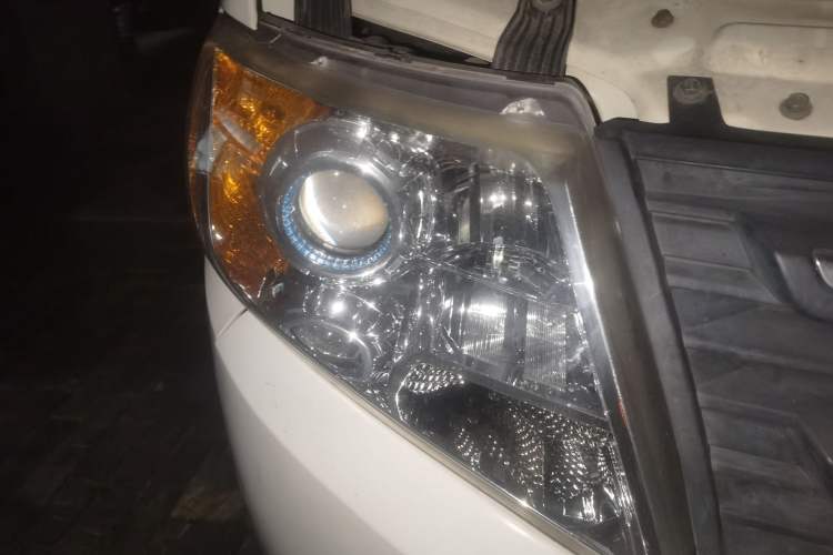 Used Dongfeng Yufeng 2018 2.5T Logistics Vehicle A100 Long Wheelbase Mid-Roof 5-9 Seater China V Emission Standard ZD25 Right Front Headlight