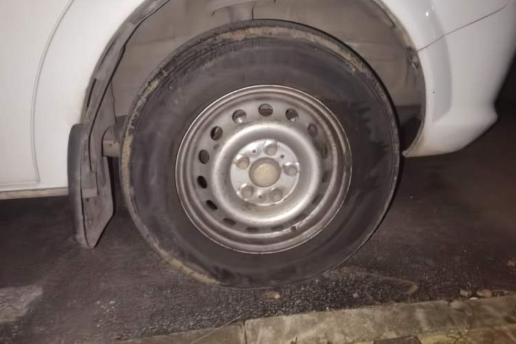 Used Dongfeng Yufeng 2018 2.5T Logistics Vehicle A100 Long Wheelbase Mid-Roof 5-9 Seater China V Emission Standard ZD25 Right Front Wheel Hub