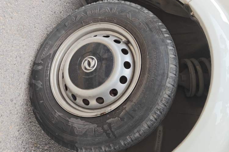 Used Dongfeng Yufeng 2018 2.5T Logistics Vehicle A100 Short Wheelbase Mid-Roof 5-9 Seater China V Standard ZD25 Right Front Wheel Hub