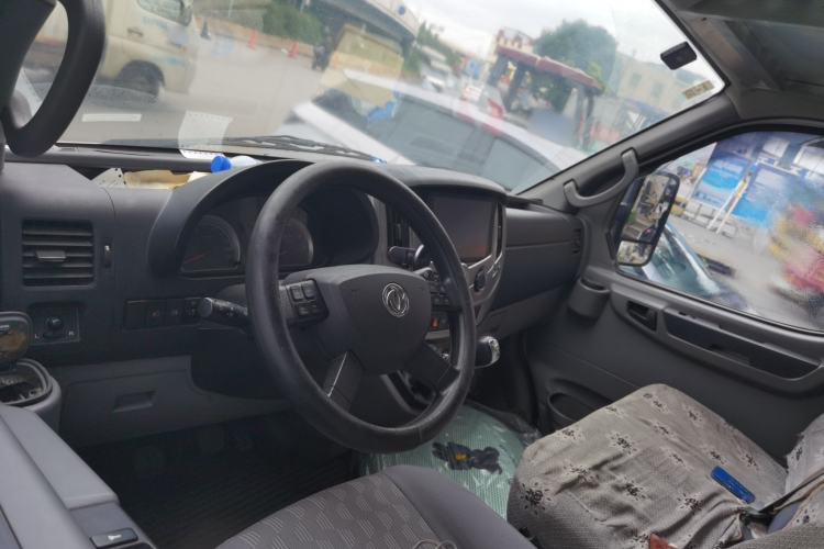 Used Dongfeng Yufeng 2018 2.5T Logistics Vehicle A100 Short Wheelbase Mid-Roof 3-Seater China V Standard ZD25 Steering Wheel